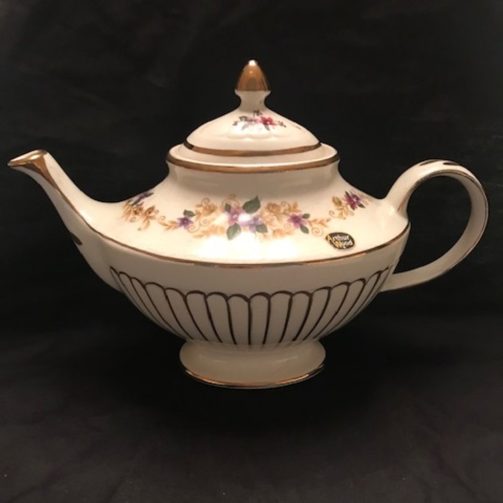 VINTAGE ARTHUR WOOD MAGIC LAMP STYLE TEAPOT